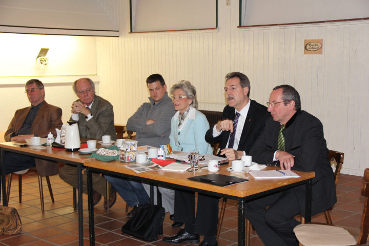 Hans-Peter Gatzen, Gerd Gudduschat, Wolf-Sören Radtke, Silvia Gillen, Wolfgang Jungnitsch und Peter Fröschen stellen sich den Fragen der Bürger in Scherpenseel