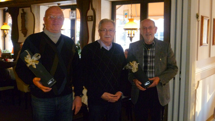 Günter Weinen (Mitte) bedankt sich bei Josef (links) und Fred (rechts) Fröschen