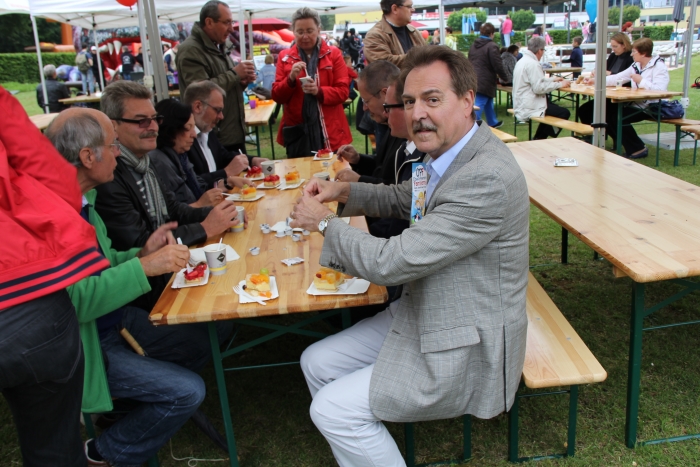 Auch den Sponsoren und dem Bürgermeister schmeckte der KuchenFoto: Walter Junker