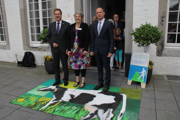 Bürgermeister Wolfgang Jungnitsch, Forums-Vorsitzende Hedi Klee und Dr. Richard Nouvertné freuen sich über die Ausstellungseröffnung.Foto: Walter Junker