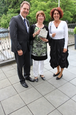 Bürgermeister Wolfgang Jungnitsch und Ehefrau Gabi mit der Künstlerin Brigitte Lüders aus Erkelenz, Schöpferin des vom Bürgermeister erworbenen Würfels.Foto: Walter Junker