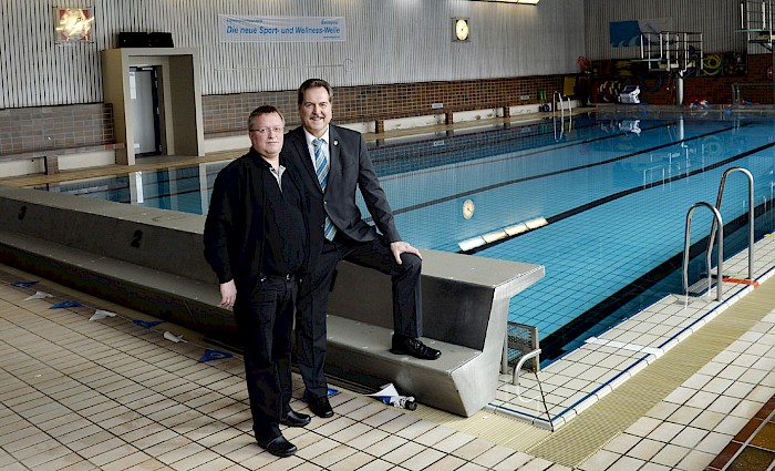 Ingo Braun und Bürgermeister in der Schwimmhalle Foto: Toni Stumpf