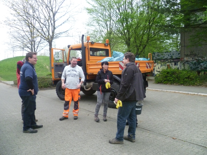 Am PZ war die Unimog-Ladefäche schon gut gefüllt Foto: Walter Junker