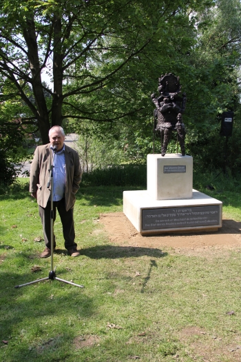Hermann Josef Mispelbaum bei der Erläuterung seines Werkes  Foto: Walter Junker