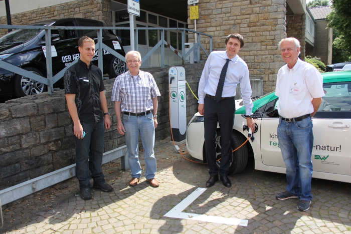 Kinderleicht ist das Betanken Foto: Walter Junker