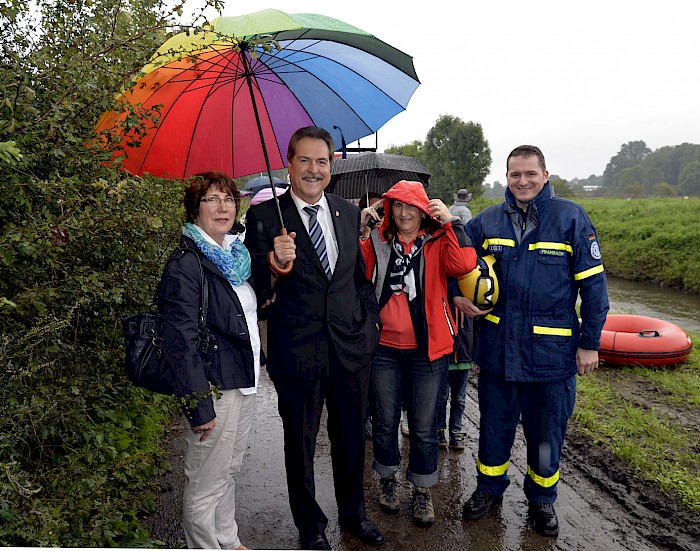 Bürgermeister mit Gattin, Martina Waliczek und Helfer des THW ( Foto: Toni Stumpf)