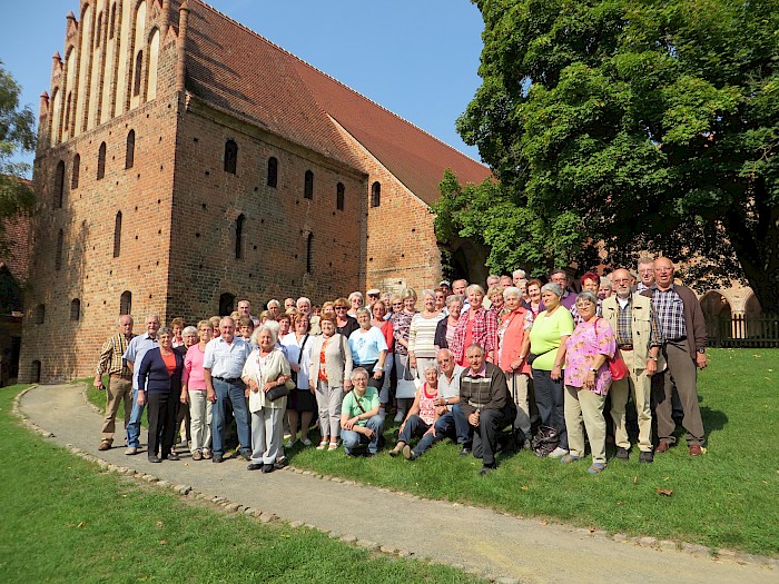Die Reisegruppe am Kloster Chorin