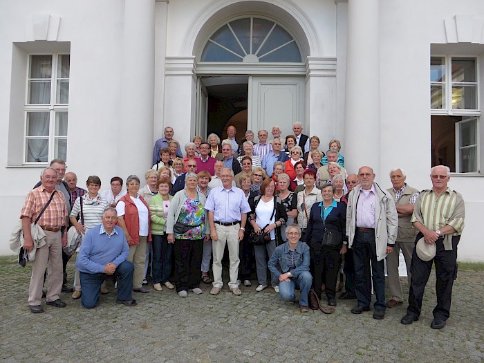 Die Reisegruppe am Schloss Oranienburg