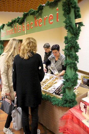 Kundschaft in der Weihnachtsbäckerei