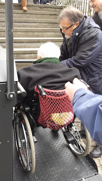 Treppenlift - erste Nutzung Foto: Dietmar Lux